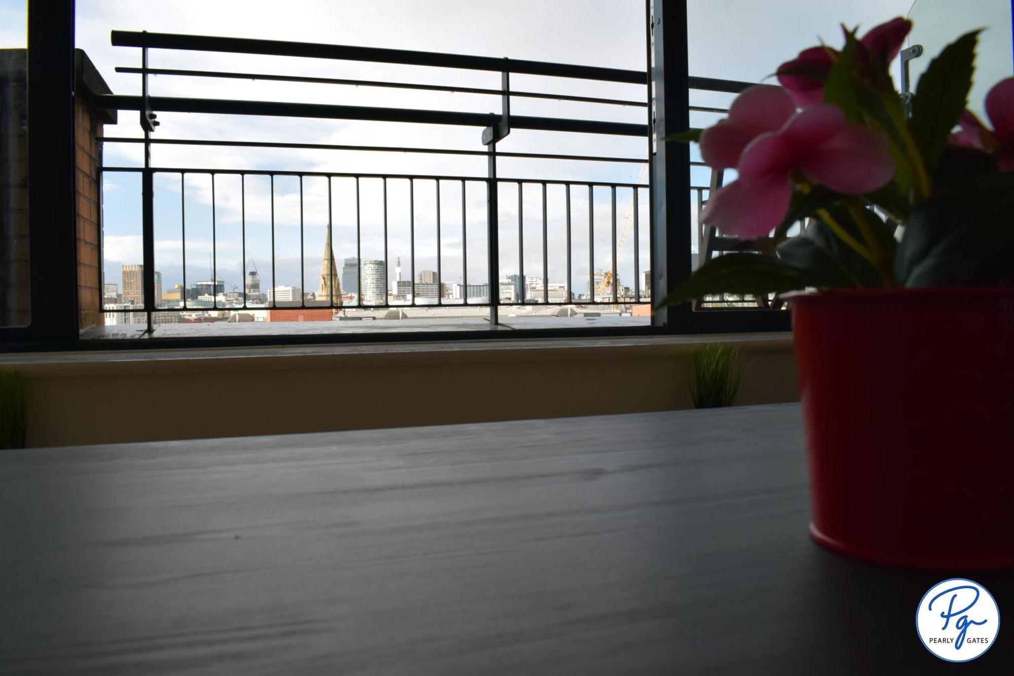Penthouse - Amazing City Skyline Views - Balcony - Free Extra 2 Hours - Free Parking - Utilita Arena - Bullring Shopping - New St Station- Super King Size Bed Birmingham Extérieur photo